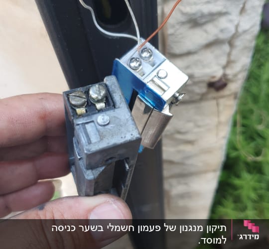 מנעול חשמלי עם חוטים מחוברים ביד אדם